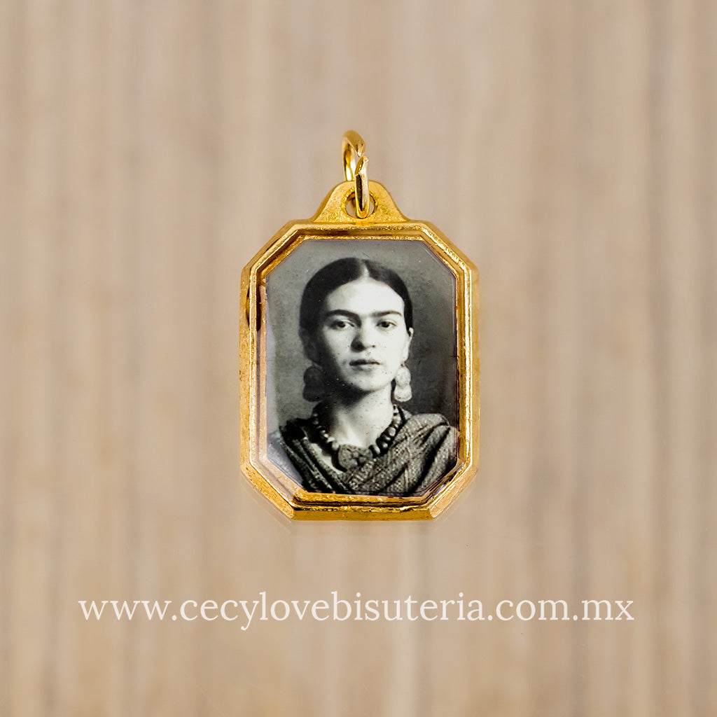 Medalla Cuadrada Frida Kahlo Blanco y Negro