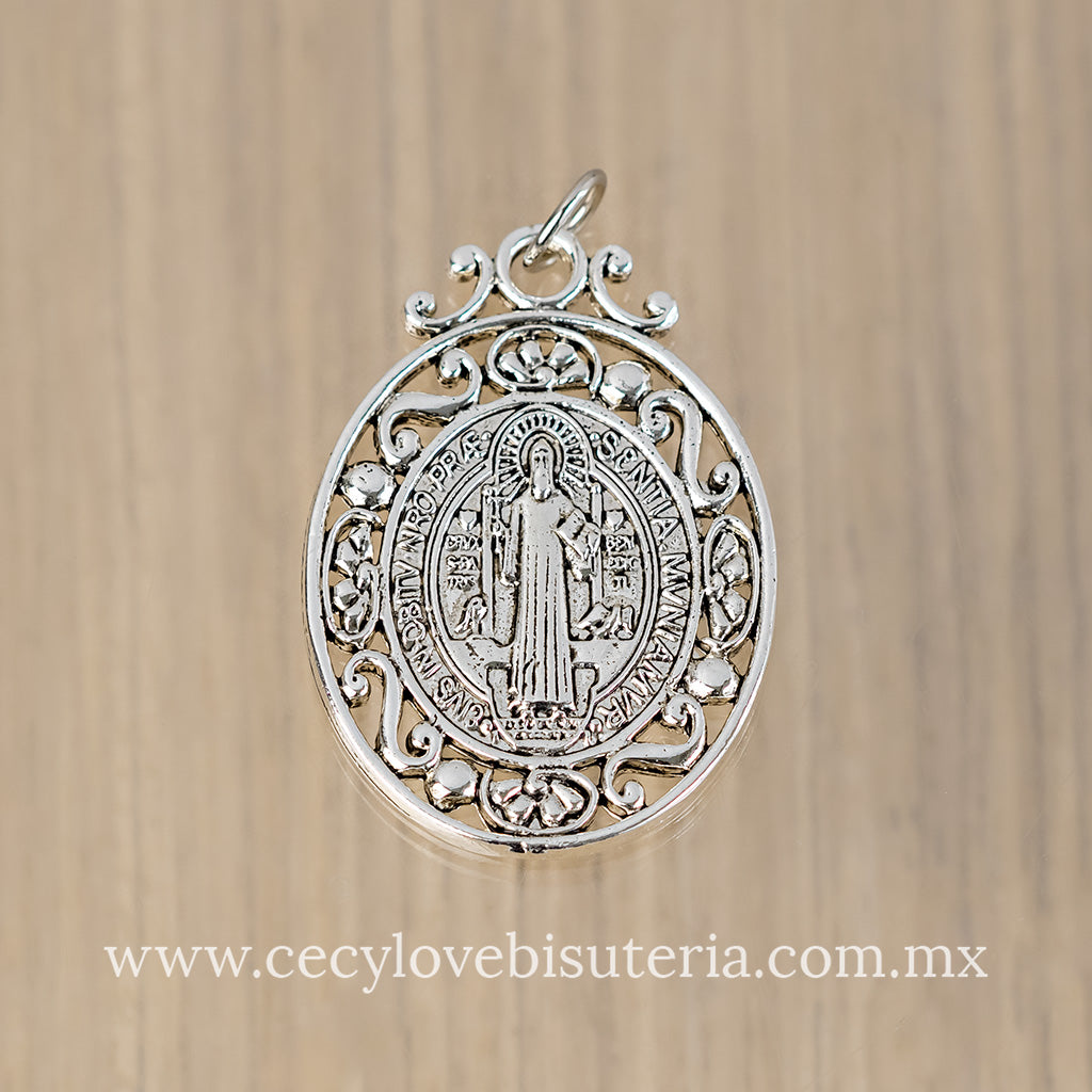Medalla Ovalada San Benito Plateada