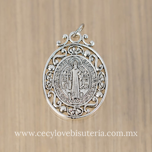 Medalla Ovalada San Benito Plateada